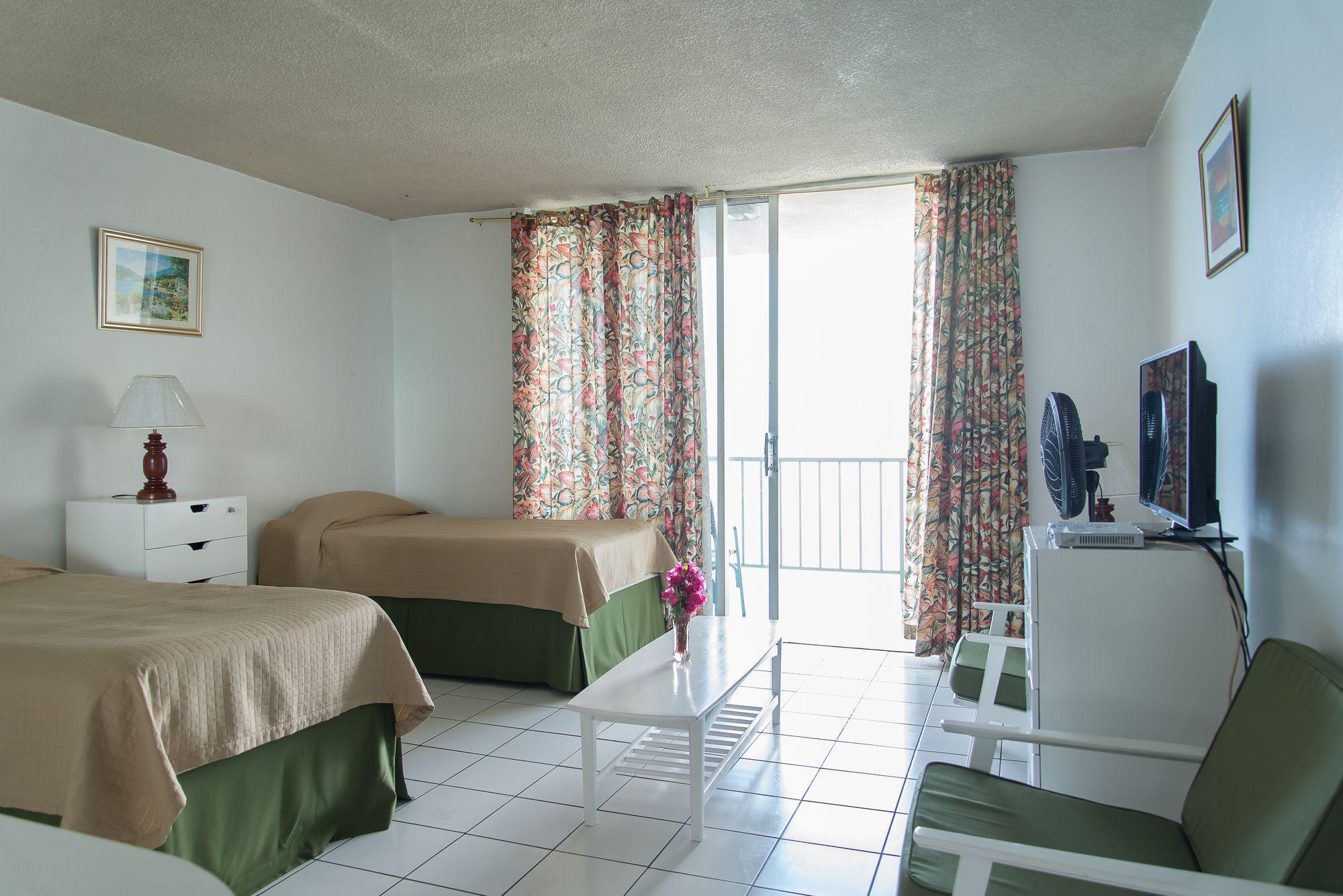 Montego Bay Club Apartments Екстериор снимка